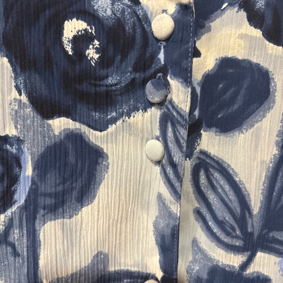 Blue and White Floral Top with Short Sleeves - Picture 5 of 9